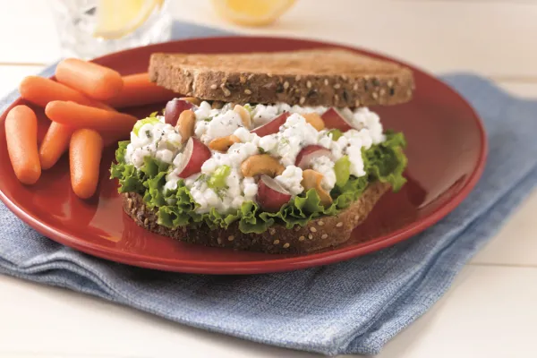 Smörgås med druvsallad och cashewnötter