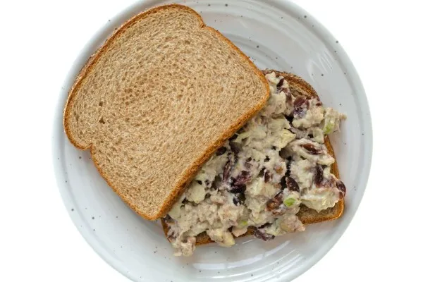 Smörgås med kyckling- och äppelsallad