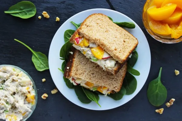 Smörgås med kycklingsallad och persika