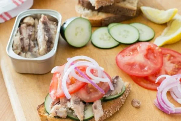 Smörgås med sardiner, gurka och tomat