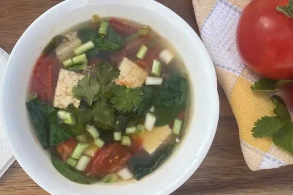 Soppa med tofu, tomat och spenat