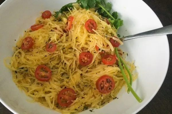 Spaghettisquash med tomat, basilika och parmesan