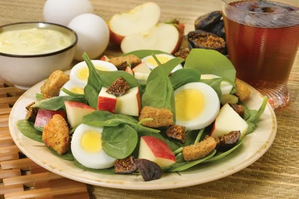 Spenatsallad med äpple och ägg