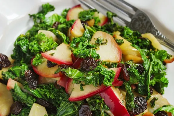 Spenatsallad med äpple och russin
