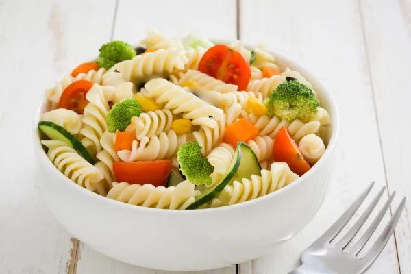 Syrlig pasta- och grönsakssallad