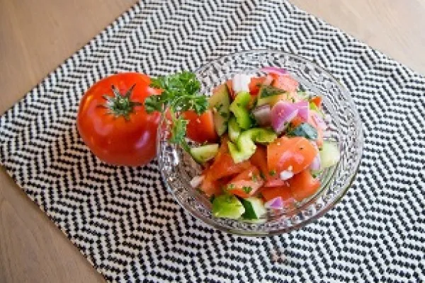 Tomat- och gurksallad