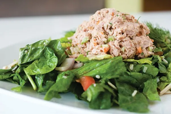 Tonfisksallad på bädd av sallad
