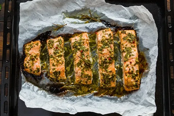 Ugnsbakad lax med örter och citron
