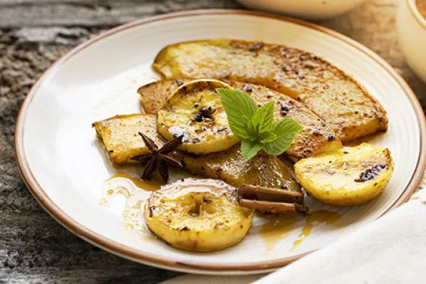 Ugnsbakad squash med äpple och kryddor