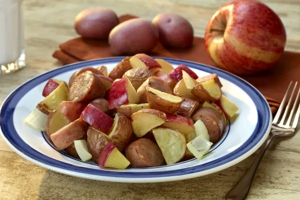 Ugnsrostad potatis och äpple med kycklingkorv