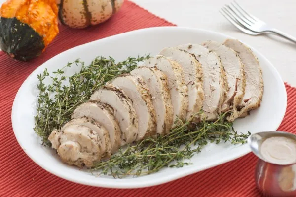 Ugnsstekt kalkonbröst med rosmarin, salvia och timjan
