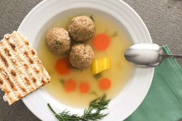 Vegetarisk soppa med matzobollar