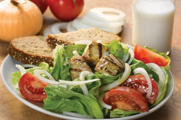 Vidalialök- och tomatsallad med grillad tonfisk