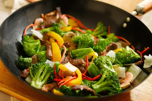 Wok med grönsaker och biff