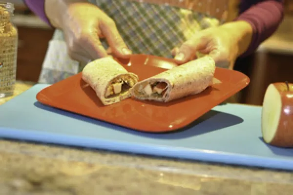 Wraps med jordnötssmör och äpple