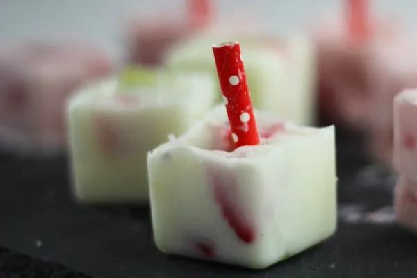 Yoghurtglassar med jordgubb och kiwi